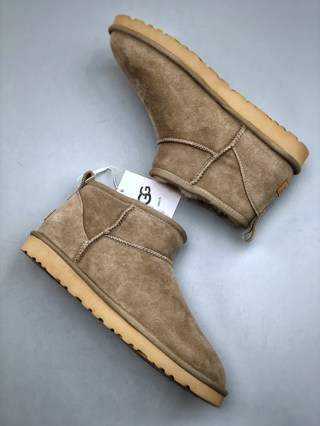 Local self-pickup 💰520 supports store placement. The top version on the market. UGG Mini thin-soled black short tube 1.5cm popular style. Produced by a major foreign trade factory in Guangzhou. Real sheep fur from toe to insole. Independent outer box packaging. Chip. Waterproof process. Different from any version on the market. 3cm thick sole, independently developed outsole, cashmere insole, keeping warm in winter, suitable for home use. In the new year, uug has launched a style series, which is partially geared towards the preferences of young consumers. It has also moved to the forefront of fashion trends. Shoe body material, water-repellent coated suede upper, 17mm UGGPURE™ implanted wool insole, lightweight non-slip and comfortable rubber outsole, with brand LOGO, and full packaging. Size: 35-44